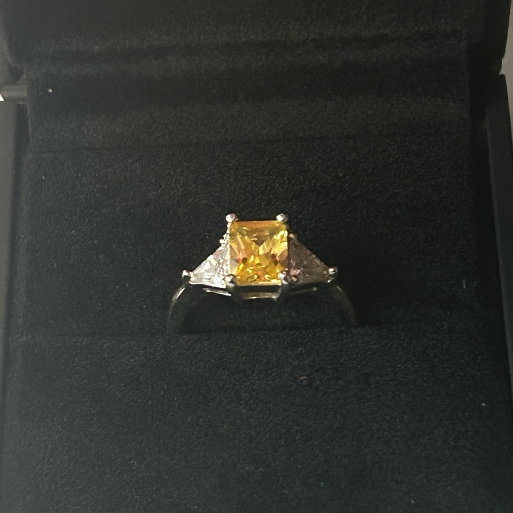 Elegant Silver and Yellow Gemstone Ring - Picture 3 of 3